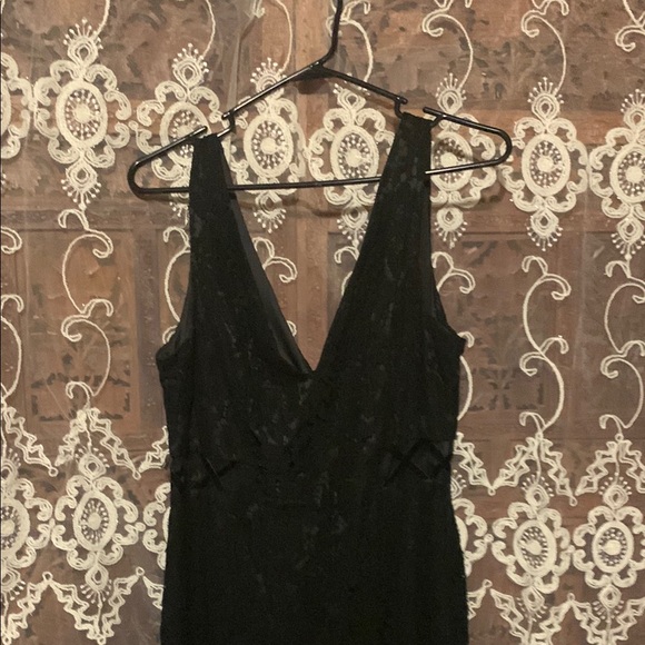 Ever Pretty Black V-Neck Backless Cocktail Gown - Picture 4 of 9